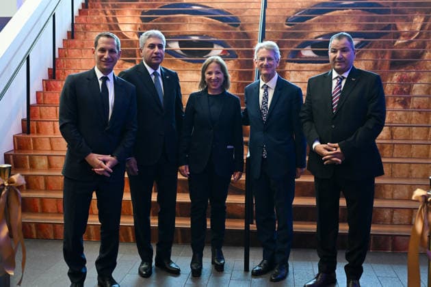 San Francisco Mayor Daniel Lurie welcomes Egyptian Minister Sherif Fathi Attia SAN FRANCISCO, CA - JULY 30: Mayor Daniel Lurie (left), Egyptian Minister Sherif Fathi Attia of Tourism and Antiquities (second left) and officials pose during the Treasures of the Pharaohs Exhibition opening event at the de Young Museum in San Francisco, California, United States on July 30, 2026. Tayfun Coskun Anadolu California United States. Editorial use only. Please get in touch for any other usage.  Copyright: x2026xAnadoluxTayfunxCoskunx
