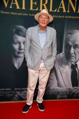 ABB VATERLAND- Hanns Zischler Schauspieler zu Gast auf dem roten Teppich bei der Berliner Kino Film Premiere des Filmes Vaterland im Delphi Kino Berlin den 30.07.2026 Berlin Deutschland *** ABB VATERLAND: Actor Hanns Zischler made a guest appearance on the red carpet at the Berlin film premiere of *Vaterland* at the Delphi Cinema in Berlin on July 30, 2026, Berlin, Germany
