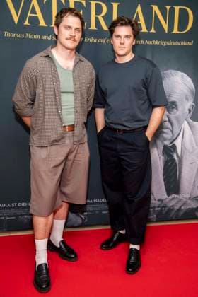 ABB VATERLAND- Enno Trebs und Theo Trebs zu Gast auf dem roten Teppich bei der Berliner Kino Film Premiere des Filmes Vaterland im Delphi Kino Berlin den 30.07.2026 Berlin Deutschland *** ABB VATERLAND: Enno Trebs and Theo Trebs appeared on the red carpet at the Berlin film premiere of *Vaterland* at the Delphi Kino Berlin on July 30, 2026, in Berlin, Germany