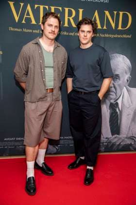 ABB VATERLAND- Enno Trebs und Theo Trebs zu Gast auf dem roten Teppich bei der Berliner Kino Film Premiere des Filmes Vaterland im Delphi Kino Berlin den 30.07.2026 Berlin Deutschland *** ABB VATERLAND: Enno Trebs and Theo Trebs appeared on the red carpet at the Berlin film premiere of *Vaterland* at the Delphi Kino Berlin on July 30, 2026, in Berlin, Germany