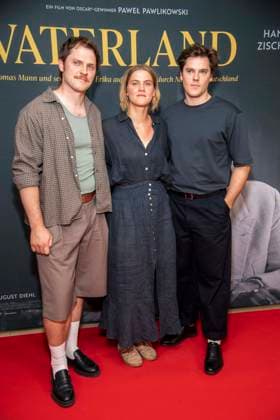 ABB VATERLAND- Enno Trebs Nele Trebs Theo Trebs zu Gast auf dem roten Teppich bei der Berliner Kino Film Premiere des Filmes Vaterland im Delphi Kino Berlin den 30.07.2026 Berlin Deutschland *** ABB VATERLAND: Enno Trebs, Nele Trebs, and Theo Trebs appeared on the red carpet at the Berlin film premiere of *Vaterland* at the Delphi Cinema in Berlin on July 30, 2026, in Berlin, Germany