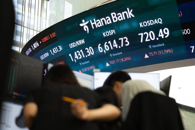 KOSPI closing figure displayed in Seoul trading room SEOUL, SOUTH KOREA - JULY 31: Traders work inside a trading room at Hana Bank in Seoul, South Korea, on July 31, 2026. Hwawon Ceci Lee Anadolu Seoul South Korea. Editorial use only. Please get in touch for any other usage.  Copyright: x2026xAnadoluxHwawonxCecixLeex