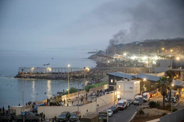 Ceuta wakes up to a steady stream of people from Morocco and thousands of young people wandering the streets. Dozens of people continue to try to cross the border as of July 31, 2026, in Ceuta, Spain. The autonomous city of Ceuta awoke to the sight of numerous people continuing to enter from Morocco early this morning, following a night in which the influx through the border area never ceased. Thousands of migrants have entered the autonomous city today by swimming and also on on foot, skirting the breakwater that separates the autonomous city from Morocco. Police sources indicate that more than 20,000 people have entered Spain. JULY 31, 2026, Ceuta, Ceuta, Spain  Copyright: xMarcosxMorenox 7696241