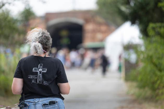 Besucherin auf dem Freakstock Festival der Jesusfreaks auf dem Flugplatz Allstedt in Sachsen-Anhalt (Foto vom 30.07.2026). Sommerlicher Hoehepunkt der Jesus Freak -Szene ist das Musikfestival Freakstock . Zum Programm gehoeren auch Dutzende Workshops wie Stressbewaeltigung oder Exkursionen in die Natur sowie Gespraechsrunden und taeglich ein Gottesdienst mit viel Musik. Das Festival der Jesus-Anhaenger unter dem Motto Hier beginnt Zuhause geht bis zum Sonntag. Die 1991 gegruendeten Jesus Freaks sind eine ausserkirchliche christliche Glaubensbewegung mit bundesweit etwa 1.000 Mitgliedern. (Siehe epd-Meldung vom 31.07.2026) EDITORIAL USE ONLY *** A female visitor at the Jesus Freaks’ Freakstock Festival at the Allstedt airfield in Saxon Copyright: epd-bild Paul-PhilippxBraun epd-Freakstock2-kopieren