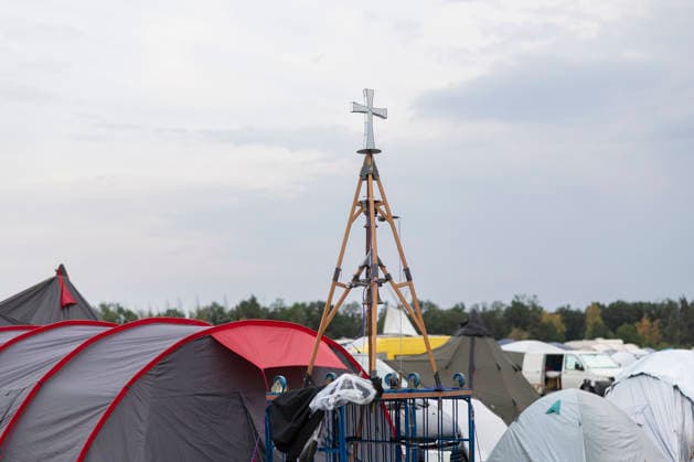 Das Freakstock Festival der Jesusfreaks auf dem Flugplatz Allstedt in Sachsen-Anhalt (Foto vom 30.07.2026). Sommerlicher Hoehepunkt der Jesus Freak -Szene ist das Musikfestival Freakstock . Zum Programm gehoeren auch Dutzende Workshops wie Stressbewaeltigung oder Exkursionen in die Natur sowie Gespraechsrunden und taeglich ein Gottesdienst mit viel Musik. Das Festival der Jesus-Anhaenger unter dem Motto Hier beginnt Zuhause geht bis zum Sonntag. Die 1991 gegruendeten Jesus Freaks sind eine ausserkirchliche christliche Glaubensbewegung mit bundesweit etwa 1.000 Mitgliedern. (Siehe epd-Meldung vom 31.07.2026) EDITORIAL USE ONLY *** The Jesus Freaks’ Freakstock Festival at the Allstedt Airfield in Saxony-Anhalt. Photo taken on July 30, 2 Copyright: epd-bild Paul-PhilippxBraun epd-Freakstock5-kopieren