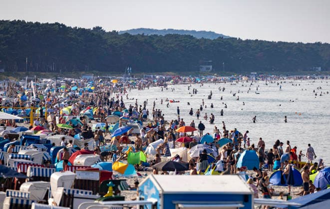 Abkühlung am Ostseestrand auf Rügen Urlauber suchen Abkühlung bei hochsommerlichem Wetter am Ostseestrand in Binz auf der Insel Rügen. Deutschlands größte Insel ist eine beliebte Urlaubsregion. Binz Mecklenburg-Vorpommern Deutschland *** Cooling Off on the Baltic Sea Beach on Rügen: Vacationers seek relief from the midsummer heat on the Baltic Sea beach in Binz on the island of Rügen. Germany’s largest island is a popular vacation destination. Binz, Mecklenburg-Western Pomerania, Germany