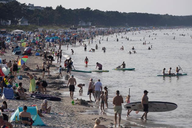 Abkühlung am Ostseestrand auf Rügen Urlauber suchen Abkühlung bei hochsommerlichem Wetter am Ostseestrand in Binz auf der Insel Rügen. Deutschlands größte Insel ist eine beliebte Urlaubsregion. Binz Mecklenburg-Vorpommern Deutschland *** Cooling Off on the Baltic Sea Beach on Rügen: Vacationers seek relief from the midsummer heat on the Baltic Sea beach in Binz on the island of Rügen. Germany’s largest island is a popular vacation destination. Binz, Mecklenburg-Western Pomerania, Germany