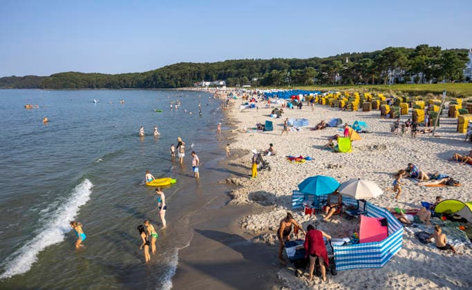 Abkühlung am Ostseestrand auf Rügen Urlauber suchen Abkühlung bei hochsommerlichem Wetter am Ostseestrand in Binz auf der Insel Rügen. Deutschlands größte Insel ist eine beliebte Urlaubsregion. Binz Mecklenburg-Vorpommern Deutschland *** Cooling Off on the Baltic Sea Beach on Rügen: Vacationers seek relief from the midsummer heat on the Baltic Sea beach in Binz on the island of Rügen. Germany’s largest island is a popular vacation destination. Binz, Mecklenburg-Western Pomerania, Germany