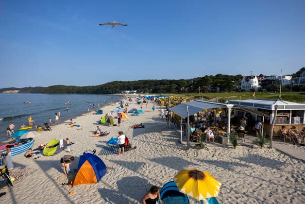 Abkühlung am Ostseestrand auf Rügen Urlauber suchen Abkühlung bei hochsommerlichem Wetter am Ostseestrand in Binz auf der Insel Rügen. Deutschlands größte Insel ist eine beliebte Urlaubsregion. Binz Mecklenburg-Vorpommern Deutschland *** Cooling Off on the Baltic Sea Beach on Rügen: Vacationers seek relief from the midsummer heat on the Baltic Sea beach in Binz on the island of Rügen. Germany’s largest island is a popular vacation destination. Binz, Mecklenburg-Western Pomerania, Germany