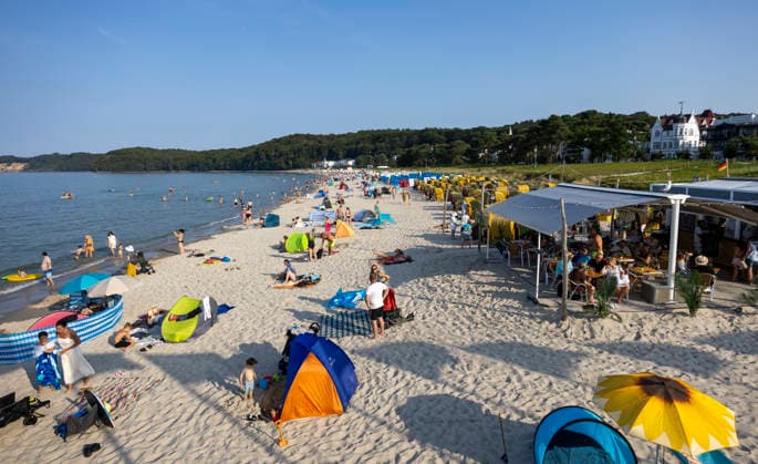 Abkühlung am Ostseestrand auf Rügen Urlauber suchen Abkühlung bei hochsommerlichem Wetter am Ostseestrand in Binz auf der Insel Rügen. Deutschlands größte Insel ist eine beliebte Urlaubsregion. Binz Mecklenburg-Vorpommern Deutschland *** Cooling Off on the Baltic Sea Beach on Rügen: Vacationers seek relief from the midsummer heat on the Baltic Sea beach in Binz on the island of Rügen. Germany’s largest island is a popular vacation destination. Binz, Mecklenburg-Western Pomerania, Germany