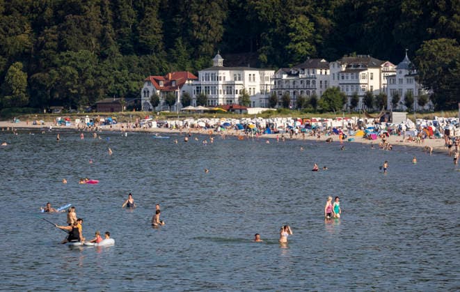 Abkühlung am Ostseestrand auf Rügen Urlauber suchen Abkühlung bei hochsommerlichem Wetter am Ostseestrand in Binz auf der Insel Rügen. Deutschlands größte Insel ist eine beliebte Urlaubsregion. Binz Mecklenburg-Vorpommern Deutschland *** Cooling Off on the Baltic Sea Beach on Rügen: Vacationers seek relief from the midsummer heat on the Baltic Sea beach in Binz on the island of Rügen. Germany’s largest island is a popular vacation destination. Binz, Mecklenburg-Western Pomerania, Germany