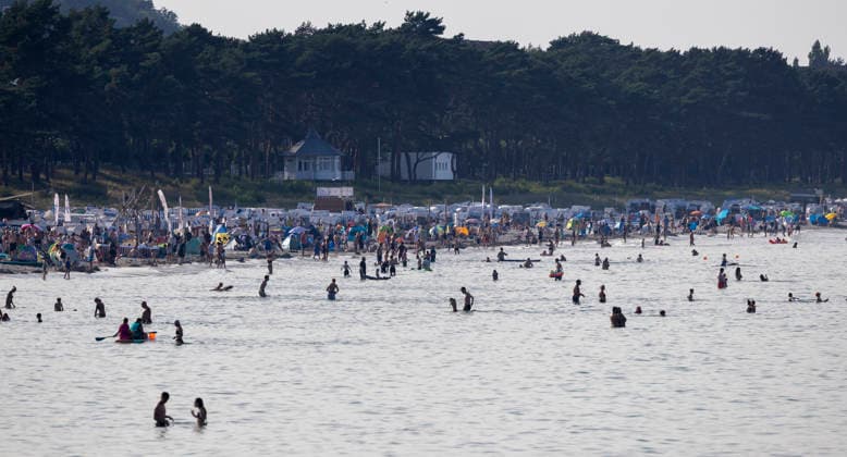 Abkühlung am Ostseestrand auf Rügen Urlauber suchen Abkühlung bei hochsommerlichem Wetter am Ostseestrand in Binz auf der Insel Rügen. Deutschlands größte Insel ist eine beliebte Urlaubsregion. Binz Mecklenburg-Vorpommern Deutschland *** Cooling Off on the Baltic Sea Beach on Rügen: Vacationers seek relief from the midsummer heat on the Baltic Sea beach in Binz on the island of Rügen. Germany’s largest island is a popular vacation destination. Binz, Mecklenburg-Western Pomerania, Germany