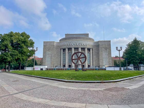 Volksbad Berlin: Kostenloses Kunst-Stadtbad, Ab dem 7. August verwandelt sich der Rosa-Luxemburg-Platz in ein echtes Sommer-Highlight: Das Volksbad öffnet als kostenloses Stadtbad und faszinierendes Kunstprojekt seine Türen für alle Besucher. Berlin Berlin Deutschland *** Volksbad Berlin: Free Artistic Public Pool—Starting August 7, Rosa Luxemburg Square will be transformed into a true summer highlight. The Volksbad, a free public pool and fascinating art project, will open its doors to all visitors. Berlin, Berlin, Germany