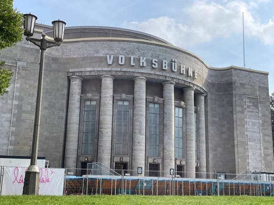 Volksbad Berlin: Kostenloses Kunst-Stadtbad, Ab dem 7. August verwandelt sich der Rosa-Luxemburg-Platz in ein echtes Sommer-Highlight: Das Volksbad öffnet als kostenloses Stadtbad und faszinierendes Kunstprojekt seine Türen für alle Besucher. Berlin Berlin Deutschland *** Volksbad Berlin: Free Artistic Public Pool—Starting August 7, Rosa Luxemburg Square will be transformed into a true summer highlight. The Volksbad, a free public pool and fascinating art project, will open its doors to all visitors. Berlin, Berlin, Germany