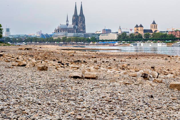 Niedrigwasser am Rhein in Koeln (Foto vom 31.08.2026). Die Pegelstaende im Rhein grenzen teils an Tiefstwerten. In Koeln wird ein historischer Tiefstand befuerchtet. Das Niedrigwasser hat massive Auswirkungen auf die Schifffahrt. Gueterschiffe muessen ihre Ladung teils um mehr als die Haelfte reduzieren, Personenfahrten fallen teilweise aus. EDITORIAL USE ONLY *** Low Water Levels on the Rhine in Cologne; Photo from August 31, 2026. Water levels on the Rhine are approaching record lows in some areas. In Cologne, a historic low is feared. The low water levels are having a massive impact on shipping; some cargo ships must reduce their cargo by more than half, and some passenger services are being canceled. EDITORIAL USE ONLY Copyright: epd-bild GuidoxSchiefer epd--Koeln_Niedrigwasser5-kopieren