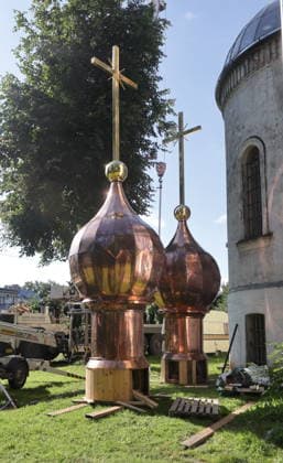 30.07.2026, Tartu. Newly restored dome towers of the St. Alexander Orthodox Church in Tartu. Photo Margus Ansu, Tartu Postimees Tartu Tartumaa Estonia 1MA30JUL26Q3  Copyright: xMargusxAnsux Onion domes on the ground in front of a church