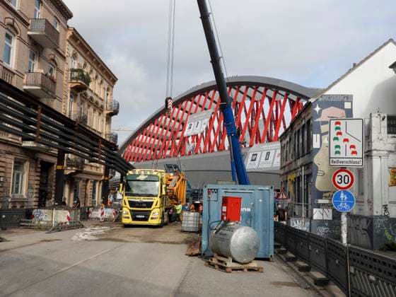 CNTV STERNBRUECKE- Die neue Sternbruecke 108 Meter lang und 21 Meter breite Stabbogenkonstruktion wurde eingehaengt - Anwohner bedanken sich mit Plakaten bei den Arbeitern 31.07.2026 Hamburg - Sternbrücke Die Arbeiten an der Bruecke werden aber noch mindestens bis September dauern Hamburg Deutschland *** CNTV STERNBRUECKE The new Sternbrücke—a 108-meter-long, 21-meter-wide cable-stayed arch structure—has been suspended. Local residents thank the workers with posters. July 31, 2026, Hamburg, Sternbrücke. However, work on the bridge will continue for at least September. Hamburg, Germany