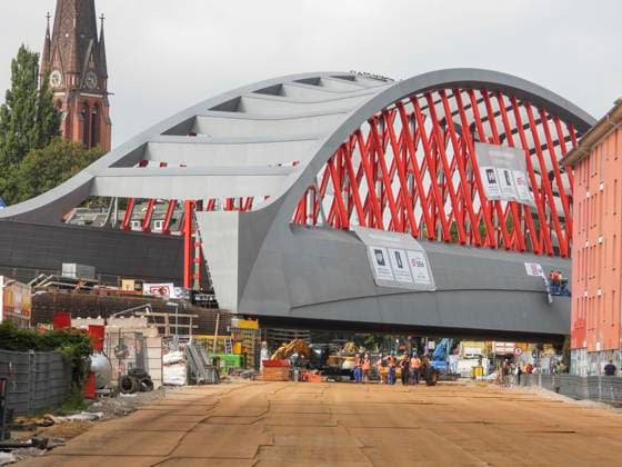 CNTV STERNBRUECKE- Die neue Sternbruecke 108 Meter lang und 21 Meter breite Stabbogenkonstruktion wurde eingehaengt - Anwohner bedanken sich mit Plakaten bei den Arbeitern 31.07.2026 Hamburg - Sternbrücke Die Arbeiten an der Bruecke werden aber noch mindestens bis September dauern Hamburg Deutschland *** CNTV STERNBRUECKE The new Sternbrücke—a 108-meter-long, 21-meter-wide cable-stayed arch structure—has been suspended. Local residents thank the workers with posters. July 31, 2026, Hamburg, Sternbrücke. However, work on the bridge will continue for at least September. Hamburg, Germany