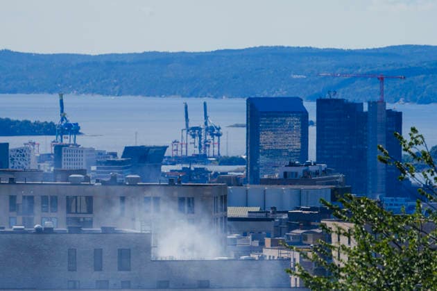 Brann i boligblokk Oslo 20260731. Det brenner pa en takterasse til en boligblokk pa Nydalen. Foto: Javad Parsa NTB Oslo Norge gpFE91PGObk EDITORIAL USE ONLY Ref:_BNCgpFE91PGObk.jpg *** Fire in an apartment building in Oslo, July 31, 2026. A fire is burning on the rooftop terrace of an apartment building in Nydalen. Photo by Javad Parsa, NTB, Oslo, Norway. gpFE91PGObk. EDITORIAL USE ONLY. Ref: BNCgpFE91PGObk.jpg  Copyright: xJavadxParsax xNTBx