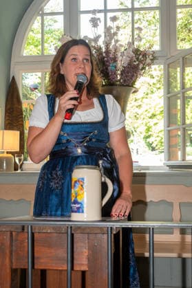 Muenchen, Wiesnpressekonferenz in der Gaststaette Das Bad, v. Buergermeisterin Verena Dietl mit dem neuen Wiesnkrug *** Munich, Oktoberfest press conference at the restaurant Das Bad, featuring Mayor Verena Dietl with the new Oktoberfest mug