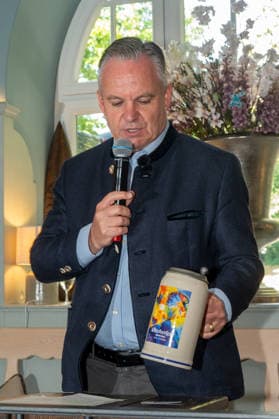 Muenchen, Wiesnpressekonferenz in der Gaststaette Das Bad, Dr. Christian Scharpf stellt den neuen Wiesnkrug vor *** Munich, Oktoberfest press conference at the restaurant Das Bad ; Dr. Christian Scharpf presents the new Oktoberfest mug