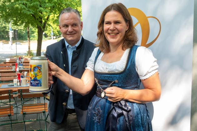 Muenchen, Wiesnpressekonferenz in der Gaststaette Das Bad, Dr. Christian Scharpf und Buergermeisterin Verena Dietl mit dem neuen Wiesnkrug *** Munich, Oktoberfest press conference at the restaurant Das Bad, Dr. Christian Scharpf and Mayor Verena Dietl with the new Oktoberfest mug