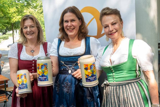 News Bilder des Tages Muenchen, Wiesnpressekonferenz in der Gaststaette Das Bad, v. l. Anja Berger, Wiesnstadtraetin, Buergermeisterin Verena Dietl , Uli Grimmm Stadtraetin mit dem neuen Wiesnkrug *** Munich, Oktoberfest press conference at the restaurant Das Bad ; from left: Anja Berger, Oktoberfest City Councilor; Mayor Verena Dietl; Uli Grimm, City Councilor, holding the new Oktoberfest mug
