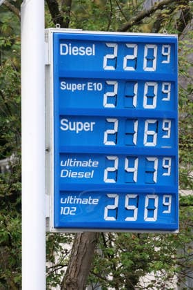 Wie ist die weitere Entwicklung der Spritpreise? Die Spritpreise sind weiterhin auf sehr hohem Niveau. ARAL Tankstelle in Siegen am Vormittag kurz vor dem Wochenende. Der aktuelle Preis fuer (für) Diesel, Super E10 und Super liegt deutlich ueber (über) 2 Euro. Tankstelle, Spritpreise am 31.07.2026 in Siegen Deutschland. *** What is the outlook for fuel prices? Fuel prices remain at very high levels. An ARAL gas station in Siegen this morning, just before the weekend. The current price for diesel, Super E10, and Super is well over 2 euros. Gas station, gas prices on July 31, 2026, in Siegen, Germany