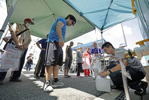 Aftermath of strong earthquake in Kumamoto People line up at the town government office in Hikawa in Kumamoto Prefecture, southwestern Japan, on July 31, 2026, to receive bottles of water three days after a powerful earthquake hit the region.  A14AA0005624718P