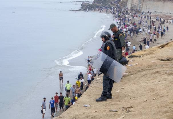 Moroccan forces block irregular migrants attempting to reach Ceuta FNIDEQ, MOROCCO - JULY 31: Moroccan security forces monitor crowds gathered along the coastline near the border with Ceuta as irregular migrants attempt to reach the Spanish-administered territory, on July 31, 2026 in Fnideq, Morocco. Authorities blocked roads across the northern city and deployed additional security measures to prevent migrants from reaching Ceuta, the Spanish-administered territory in North Africa. Hicham Rachidi Anadolu Fnideq Fas. Editorial use only. Please get in touch for any other usage.  Copyright: x2026xAnadoluxHichamxRachidix