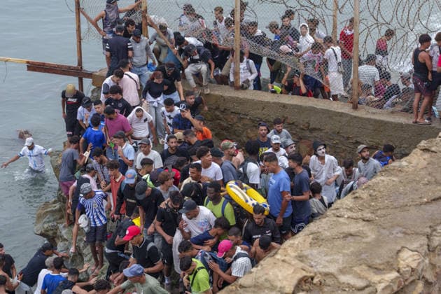 Moroccan forces block irregular migrants attempting to reach Ceuta FNIDEQ, MOROCCO - JULY 31: Irregular migrants move along a security fence topped with razor wire near the border with Ceuta as they attempt to reach the Spanish-administered territory, on July 31, 2026 in Fnideq, Morocco. Authorities blocked roads across the northern city and deployed additional security measures to prevent migrants from reaching Ceuta, the Spanish-administered territory in North Africa. Hicham Rachidi Anadolu Fnideq Fas. Editorial use only. Please get in touch for any other usage.  Copyright: x2026xAnadoluxHichamxRachidix