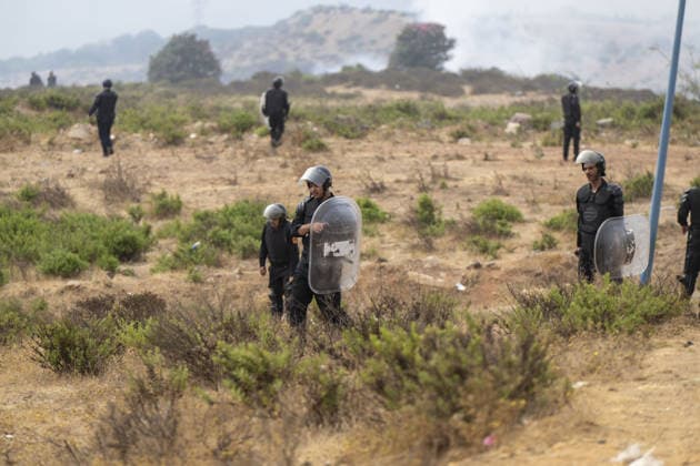 Moroccan forces block irregular migrants attempting to reach Ceuta FNIDEQ, MOROCCO - JULY 31: Moroccan security forces deploy near the northern city of Fnideq as thousands of irregular migrants attempt to reach the Spanish-administered territory, on July 31, 2026 in Fnideq, Morocco. Authorities blocked roads across the northern city and deployed additional security measures to prevent migrants from reaching Ceuta, the Spanish-administered territory in North Africa. Abu Adem Muhammed Anadolu Fnideq Morocco. Editorial use only. Please get in touch for any other usage.  Copyright: x2026xAnadoluxAbuxAdemxMuhammedx