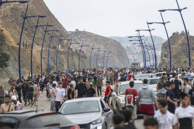 Moroccan forces block irregular migrants attempting to reach Ceuta FNIDEQ, MOROCCO - JULY 31: Moroccan security forces deploy near the northern city of Fnideq as thousands of irregular migrants attempt to reach the Spanish-administered territory, on July 31, 2026 in Fnideq, Morocco. Authorities blocked roads across the northern city and deployed additional security measures to prevent migrants from reaching Ceuta, the Spanish-administered territory in North Africa. Abu Adem Muhammed Anadolu Fnideq Morocco. Editorial use only. Please get in touch for any other usage.  Copyright: x2026xAnadoluxAbuxAdemxMuhammedx
