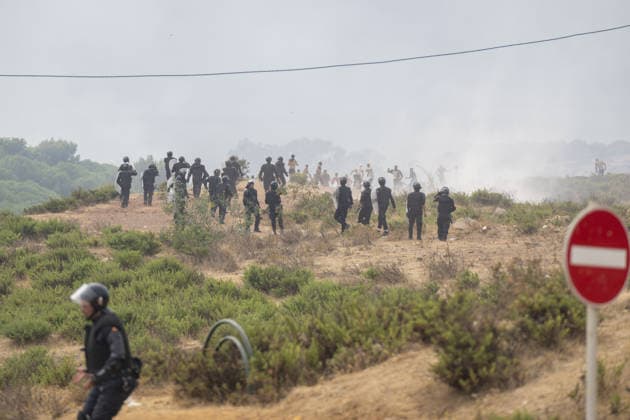Moroccan forces block irregular migrants attempting to reach Ceuta FNIDEQ, MOROCCO - JULY 31: Moroccan security forces deploy near the northern city of Fnideq as thousands of irregular migrants attempt to reach the Spanish-administered territory, on July 31, 2026 in Fnideq, Morocco. Authorities blocked roads across the northern city and deployed additional security measures to prevent migrants from reaching Ceuta, the Spanish-administered territory in North Africa. Abu Adem Muhammed Anadolu Fnideq Morocco. Editorial use only. Please get in touch for any other usage.  Copyright: x2026xAnadoluxAbuxAdemxMuhammedx