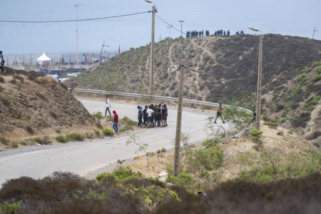 Moroccan forces block irregular migrants attempting to reach Ceuta FNIDEQ, MOROCCO - JULY 31: Moroccan security forces deploy near the northern city of Fnideq as thousands of irregular migrants attempt to reach the Spanish-administered territory, on July 31, 2026 in Fnideq, Morocco. Authorities blocked roads across the northern city and deployed additional security measures to prevent migrants from reaching Ceuta, the Spanish-administered territory in North Africa. Abu Adem Muhammed Anadolu Fnideq Morocco. Editorial use only. Please get in touch for any other usage.  Copyright: x2026xAnadoluxAbuxAdemxMuhammedx