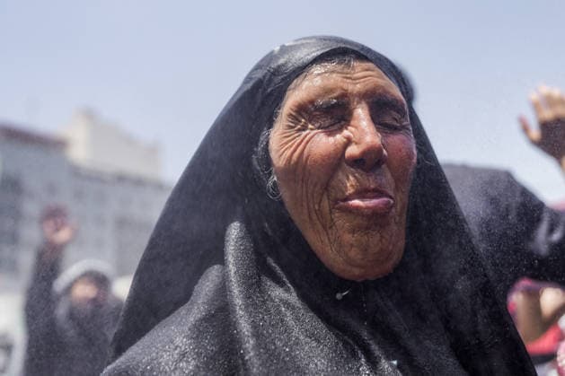 News Bilder des Tages Visitors cooled with water amid extreme heat during Arbaeen commemorations in Najaf NAJAF, IRAQ - JULY 31: Volunteers spray water on visitors to help them cool down as temperatures exceed 47 degrees Celsius in Najaf, Iraq, on July 31, 2026. Foreign and local visitors arriving in the city for the Arbaeen commemorations, marking the 40th day after the martyrdom of Prophet Muhammad s grandson Imam Hussein and his 72 companions, were provided relief from the extreme heat. Karar Essa Anadolu Najaf Iraq. Editorial use only. Please get in touch for any other usage.  Copyright: x2026xAnadoluxKararxEssax