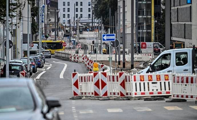 Baustelle der Ruhrbahn an der Hachestraße ** NUR FÜR REDAKTIONELLE ZWECKE ** EDITORIAL USE ONLY **<p>Die Großbaustelle an der Hachestraße in Richtung Hauptbahnhof am Freitag, dem 31 07 2026. Baustelle der Ruhrbahn an der Hachestraße. Es wird eine neue Straßenbahnstrecke gebaut. Deutschland NRW Essen Copyright: KerstinxKokoska *** Ruhrbahn construction site on Hachestraße ** FOR EDITORIAL USE ONLY ** EDITORIAL USE ONLY ** p The large construction site on Hachestraße heading toward the main train station on Friday, July 31, 2026 Ruhrbahn construction site on Hachestraße A new tram line is being built Germany, North Rhine-Westphalia, Essen Copyright KerstinxKokoska Copyright: KerstinxKokoska doc86yeamipxno1fpooo1yy1 ,EDITORIAL USE ONLY