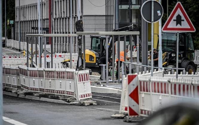 Baustelle der Ruhrbahn an der Hachestraße ** NUR FÜR REDAKTIONELLE ZWECKE ** EDITORIAL USE ONLY **<p>Die Großbaustelle an der Hachestraße in Richtung Hauptbahnhof, neue Haltestelle mit Wartehäuschen am Freitag, dem 31 07 2026. Baustelle der Ruhrbahn an der Hachestraße. Es wird eine neue Straßenbahnstrecke gebaut. Deutschland NRW Essen Copyright: KerstinxKokoska *** Ruhrbahn construction site on Hachestraße ** FOR EDITORIAL PURPOSES ONLY ** EDITORIAL USE ONLY ** p The major construction site on Hachestraße heading toward the main train station; new stop with a shelter on Friday, July 31, 2026 Ruhrbahn construction site on Hachestraße A new tram line is being built Germany, North Rhine-Westphalia, Essen Copyright KerstinxKokoska Copyright: KerstinxKokoska doc86yean3cxlv16dtal93b ,EDITORIAL USE ONLY