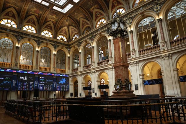 The Ibex 35 rises 0.8% and heads toward 20,000 points at the midday session, with crude oil at nearly $90 Ibex display panels at the Madrid Stock Exchange, on July 31, 2026, in Madrid, Spain. The Ibex 35 was trading at the midday session on Friday, July 31, up 0.84%, which had pushed the Madrid index above 19,900 points and toward the psychological milestone of 20,000 points. JULY 31, 2026 Marta Ferná Madrid, Madrid, Spain  Copyright: xMartaxFernandezx 7696987