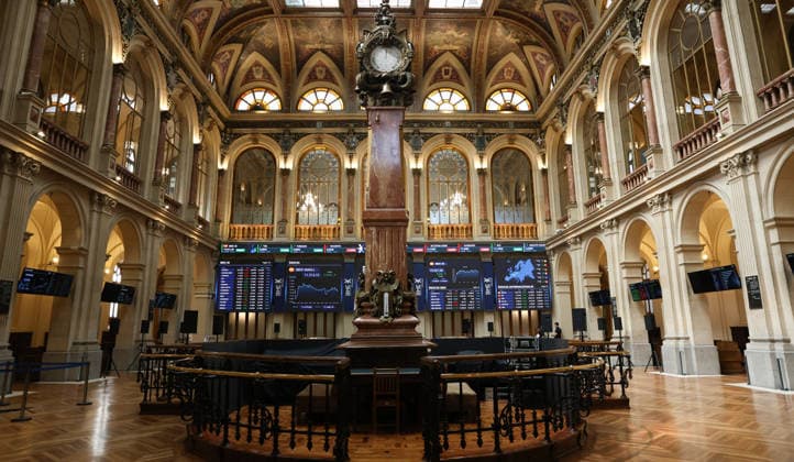 The Ibex 35 rises 0.8% and heads toward 20,000 points at the midday session, with crude oil at nearly $90 Ibex display panels at the Madrid Stock Exchange, on July 31, 2026, in Madrid, Spain. The Ibex 35 was trading at the midday session on Friday, July 31, up 0.84%, which had pushed the Madrid index above 19,900 points and toward the psychological milestone of 20,000 points. JULY 31, 2026 Marta Ferná Madrid, Madrid, Spain  Copyright: xMartaxFernandezx 7696989