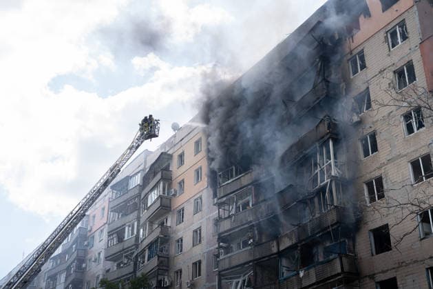 July 31, 2026, Kramatorsk, Donetsk Oblast, Ukraine: Emergency services tackle an air strike by Russian forces on a residential area in Kramatorsk, Donetsk Oblast, Ukraine. Kramatorsk Ukraine  - ZUMAm350 20260731_zip_m350_003 Copyright: xCameronxJones-Manleyx