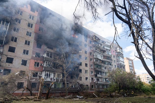 July 31, 2026, Kramatorsk, Donetsk Oblast, Ukraine: Emergency services tackle an air strike by Russian forces on a residential area in Kramatorsk, Donetsk Oblast, Ukraine. Kramatorsk Ukraine  - ZUMAm350 20260731_zip_m350_008 Copyright: xCameronxJones-Manleyx