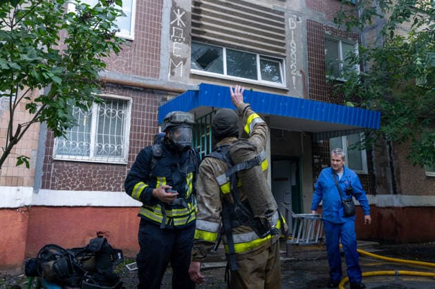 July 31, 2026, Kramatorsk, Donetsk Oblast, Ukraine: Emergency services tackle an air strike by Russian forces on a residential area in Kramatorsk, Donetsk Oblast, Ukraine. Kramatorsk Ukraine  - ZUMAm350 20260731_zip_m350_018 Copyright: xCameronxJones-Manleyx