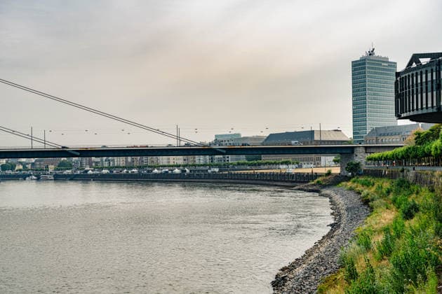 Duesseldorf Eindruecke vom Niedrigwasser des Rheins bei Duesseldorf Blick auf die Uferboeschung und die Kaimauer in Dusseldorf. Eindruecke vom Niedrigwasser des Rheins bei Duesseldorf am 31.07.2026 *** Düsseldorf: Scenes of the low water level of the Rhine near Düsseldorf; view of the riverbank embankment and the quay wall in Düsseldorf; scenes of the low water level of the Rhine near Düsseldorf on July 31, 2026 Copyright: xEibner-Pressefoto ThomasxHaeslerx EP_THR
