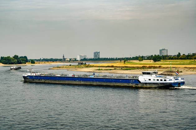 Duesseldorf Eindruecke vom Niedrigwasser des Rheins bei Duesseldorf Blick auf die Schifffahrt bei Niedrigwasser des Rheins. Eindruecke vom Niedrigwasser des Rheins bei Duesseldorf am 31.07.2026 *** Düsseldorf: Scenes of the low water level on the Rhine near Düsseldorf; a view of river traffic during low water on the Rhine; scenes of the low water level on the Rhine near Düsseldorf on July 31, 2026 Copyright: xEibner-Pressefoto ThomasxHaeslerx EP_THR
