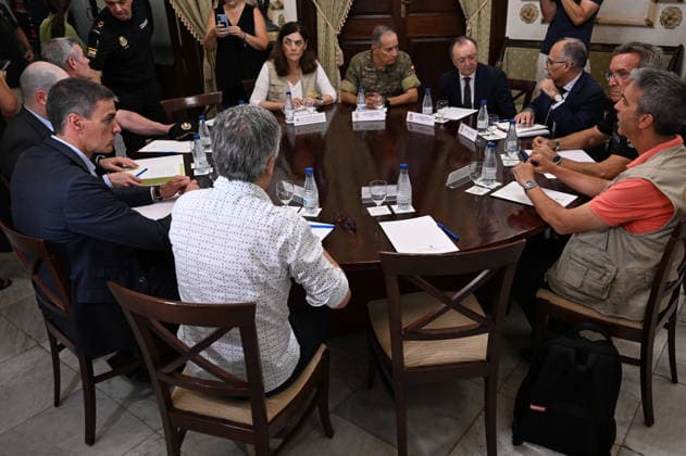 Spanish PM Pedro Sanchez visits Ceuta CEUTA, SPAIN - JULY 31: (----EDITORIAL USE ONLY - MANDATORY CREDIT - LA MONCLOA (SPANISH GOVERNMENT) HANDOUT - NO MARKETING NO ADVERTISING CAMPAIGNS - DISTRIBUTED AS A SERVICE TO CLIENTS----) Spain s Prime Minister Pedro Sanchez (L) and Minister of Interior Fernando Grande Marlaska (2nd L) visit the Spanish city of Ceuta in North Africa following an attempted sea crossing by migrants from Morocco on July 31, 2026. Spanish Prime Minister Pedro Sanchez on Friday described the mass influx of migrants into the Spanish enclave of Ceuta as an attack and a violation of Spain s territorial integrity, while pledging to restore normality as soon as possible. La Moncloa (Spanish Government) Handout An  Copyright: x2026xAnadoluxLaxMoncloax(SpanishxGovernment)x xHandoutx