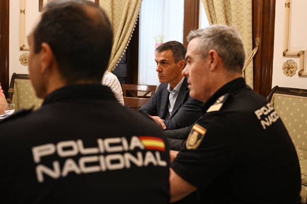 Spanish PM Pedro Sanchez visits Ceuta CEUTA, SPAIN - JULY 31: (----EDITORIAL USE ONLY - MANDATORY CREDIT - LA MONCLOA (SPANISH GOVERNMENT) HANDOUT - NO MARKETING NO ADVERTISING CAMPAIGNS - DISTRIBUTED AS A SERVICE TO CLIENTS----) Spain s Prime Minister Pedro Sanchez (C) and Minister of Interior Fernando Grande Marlaska visit the Spanish city of Ceuta in North Africa following an attempted sea crossing by migrants from Morocco on July 31, 2026. Spanish Prime Minister Pedro Sanchez on Friday described the mass influx of migrants into the Spanish enclave of Ceuta as an attack and a violation of Spain s territorial integrity, while pledging to restore normality as soon as possible. La Moncloa (Spanish Government) Handout Anadolu Ce  Copyright: x2026xAnadoluxLaxMoncloax(SpanishxGovernment)x xHandoutx