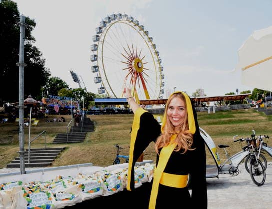 Sina Hochreiter Muenchner Kindl vor Willenborg Riesenrad Muenchen 31.07.2026 Bar du Soleil auf dem Olympiasee Einladung zur Eröffnung Sommerfestival Muenchner Schausteller Verein e.V. Foto Muenchen *** Sina Hochreiter, a Munich girl, in front of the Willenborg Ferris Wheel, Munich, July 31, 2026; Bar du Soleil on the Olympic Lake; Invitation to the opening of the Summer Festival, Munich Showmen’s Association e.V.; Photo: Munich