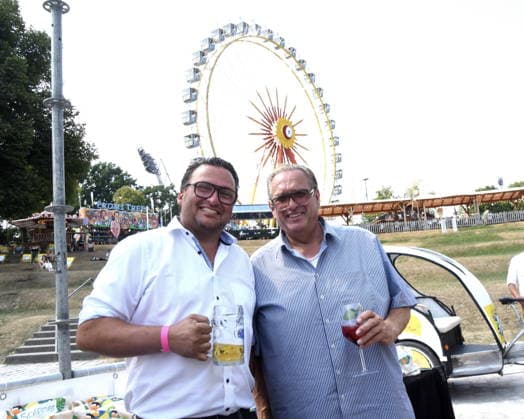Peter Bausch Münchner Schausteller-Verein e.V. Robert Eckl Muenchner Schausteller im BLV e.V vorv Willenborg Riesenrad Muenchen 31.07.2026 Bar du Soleil auf dem Olympiasee Einladung zur Eröffnung Sommerfestival Muenchner Schausteller Verein e.V. Foto Muenchen *** Peter Bausch, Munich Showmen s Association e.V.; Robert Eckl, Munich Showmen in the BLV e.V.; Vorv Willenborg, Munich Ferris Wheel, July 31, 2026; Bar du Soleil on the Olympic Lake; Invitation to the Opening of the Summer Festival, Munich Showmen s Association e.V.; Photo: MMunich