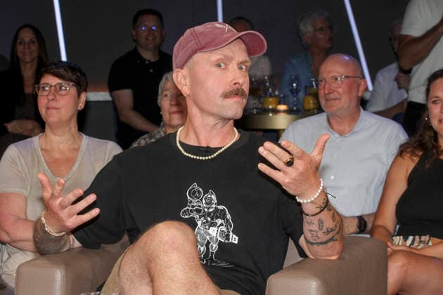 Entertainment Bilder des Tages ABB TALKSHOW- Roger G. Kuenstlername von Gregor Kurtz Comedian, Influence zu Gast in der NDR Talkshow , aus dem NDR 3 Studio am Freitag 31.07.2027 in Hamburg Aufzeichnung vom 19.06.2026 Hamburg Deutschland *** ABB TALK SHOW Roger G (stage name of Gregor Kurtz), comedian and influencer, guest on the NDR talk show, recorded at the NDR 3 studio on Friday, July 31, 2027, in Hamburg. Recorded on June 19, 2026, in Hamburg, Germany